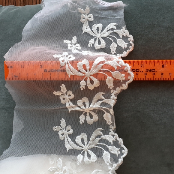 Lace trim for wedding dress - Picture 4 of 4
